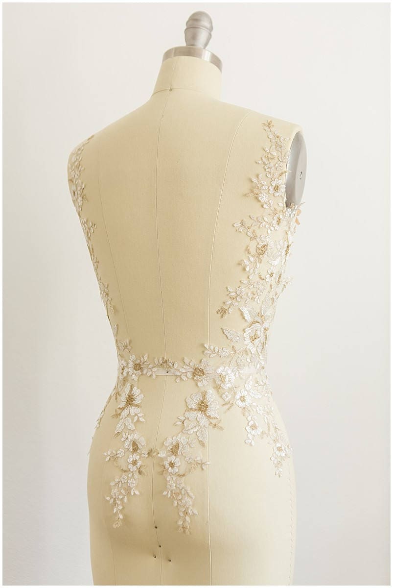 IVORY + GOLD Spitzenblume Applikation, gespiegelte Spitzenblumenplatte, Hochzeitskleid Spitze, Spitzenaufnäher, Brautkleid Applikation, Goldspitze// A17-047