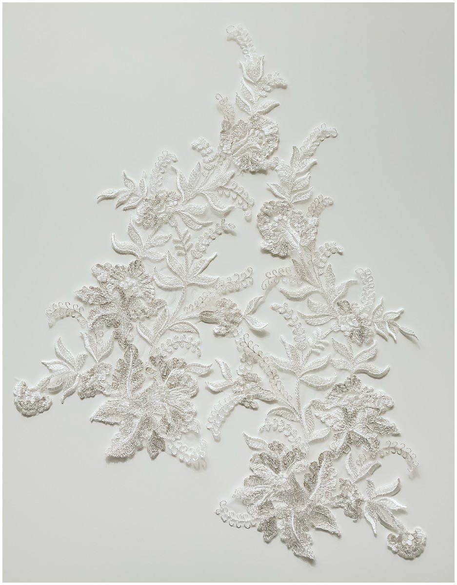 2 gespiegelter Pc. off-white+silver BlumenSpitze Apliqué, Pailletten Spitzenaufnäher, Spitzenapliqué, Brautspitze Blume, Hochzeitskleid Patch// A17-057