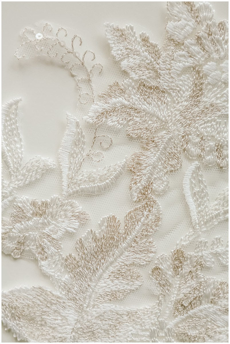 2 gespiegelter Pc. off-white+silver BlumenSpitze Apliqué, Pailletten Spitzenaufnäher, Spitzenapliqué, Brautspitze Blume, Hochzeitskleid Patch// A17-057