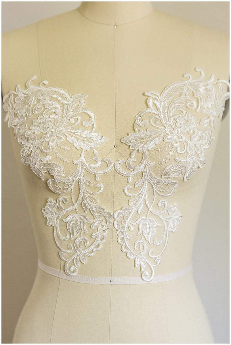 1 Paar (2Stk) gespiegelte Spitzenblume Applikation, Spitzenblume, Hochzeitskleid Spitze, Spitzenaufnäher, Brautkleid Applikation, Alenkon Applikation// A17-028