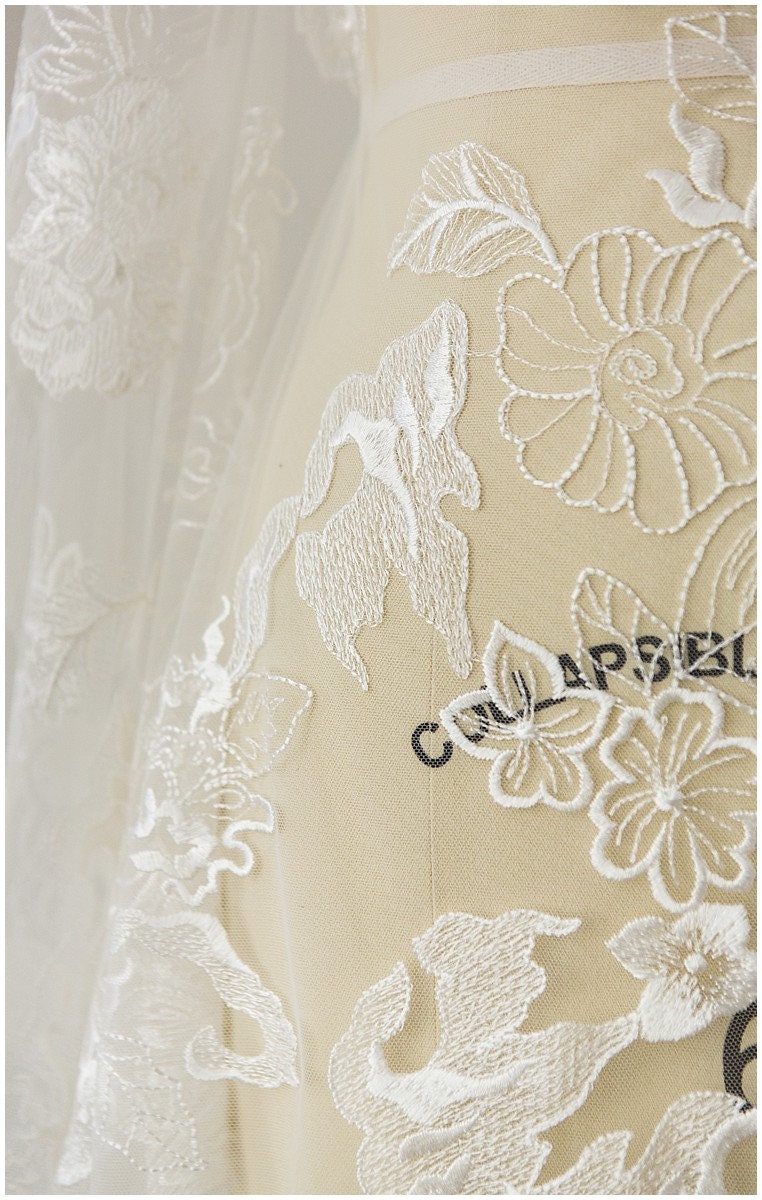 Blumen Spitzenstoff Off-White/ sehr weicher Hochzeit Spitzenstoff/ florale Brautspitze// L17-080