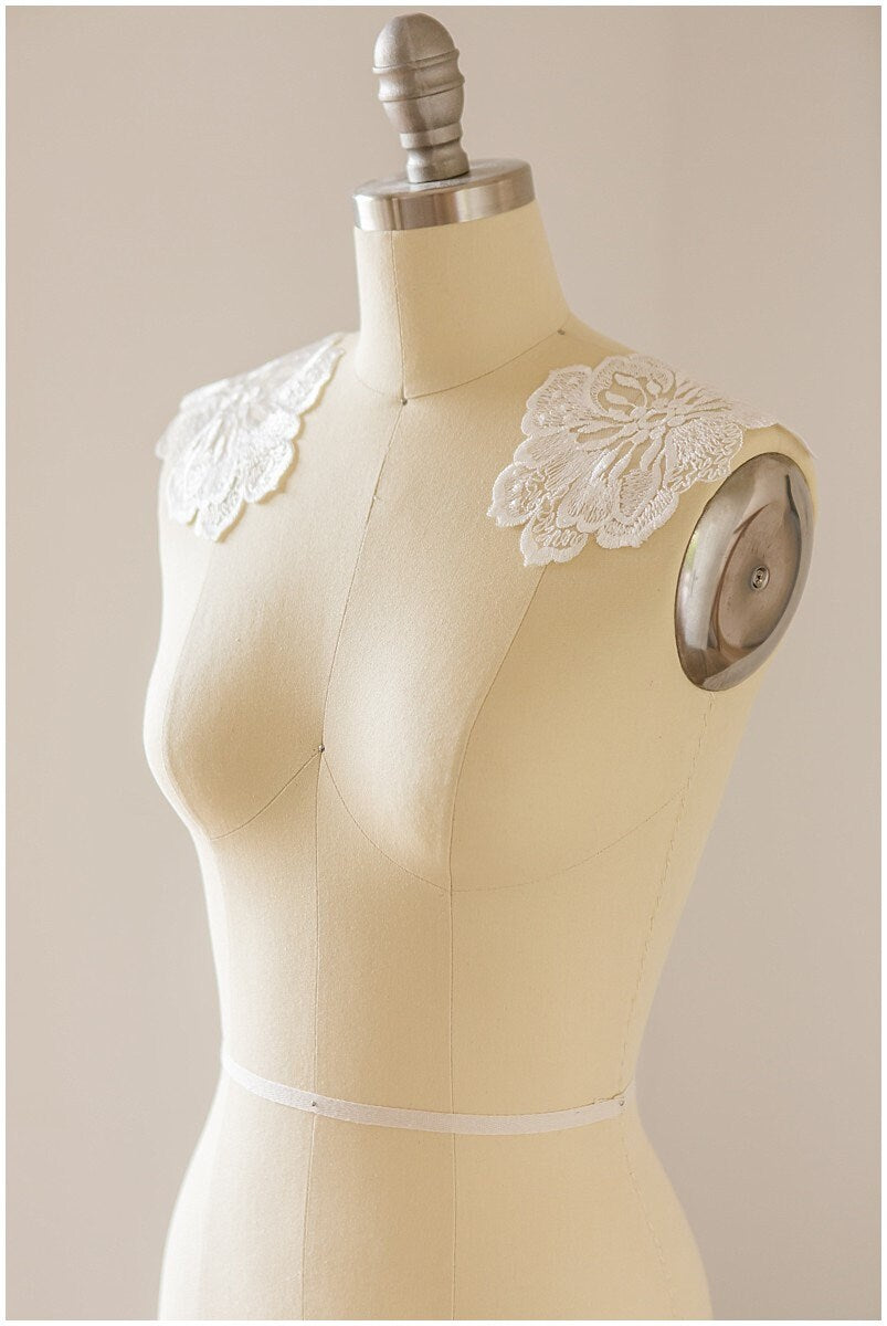 4pcs. 3D lace flowers for sewing on/ 3D flower lace applique/ wedding dress lace applique/ bridal lace// A17-074