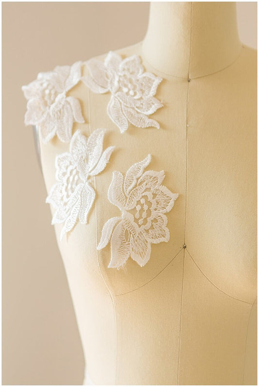 4 pièces. Fleurs de dentelle 3D pour la couture/ fleurs 3D/ applique de dentelle de fleur/ applique de robe de mariée/ dentelle de mariée// A17-077