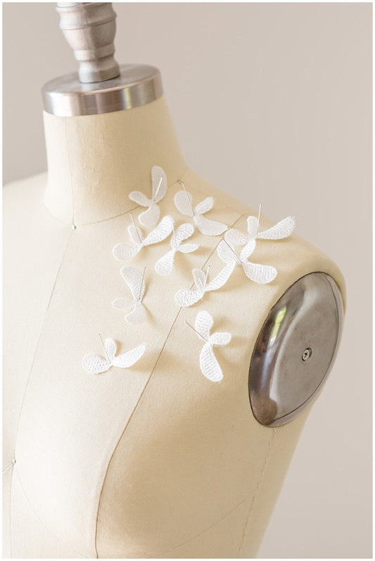 20 pièces. Fleurs 3D pour la couture/ Applique de dentelle de fleurs 3D/ Applique de dentelle de robe de mariée// A17-087-1