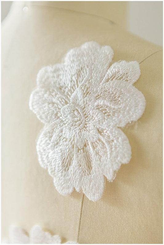 6 pièces. Fleurs de dentelle 3D pour la couture/ Applique de dentelle de fleurs 3D/ Fleurs de dentelle/ Applique de dentelle de robe de mariée// A17-117