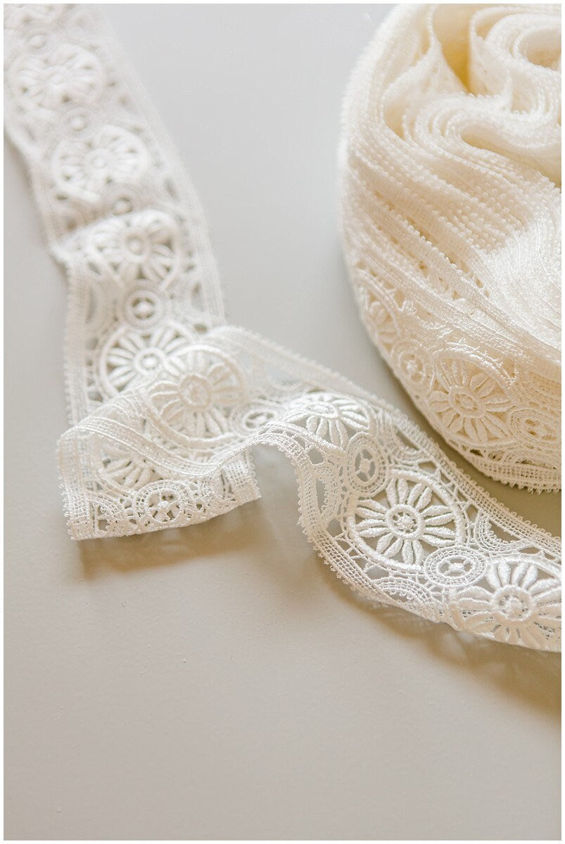 Beautiful guipure lace trim/ off-white lace trim/ bridal lace trim/ lace veil/ boho crocheted bridal lace trim// T17-033
