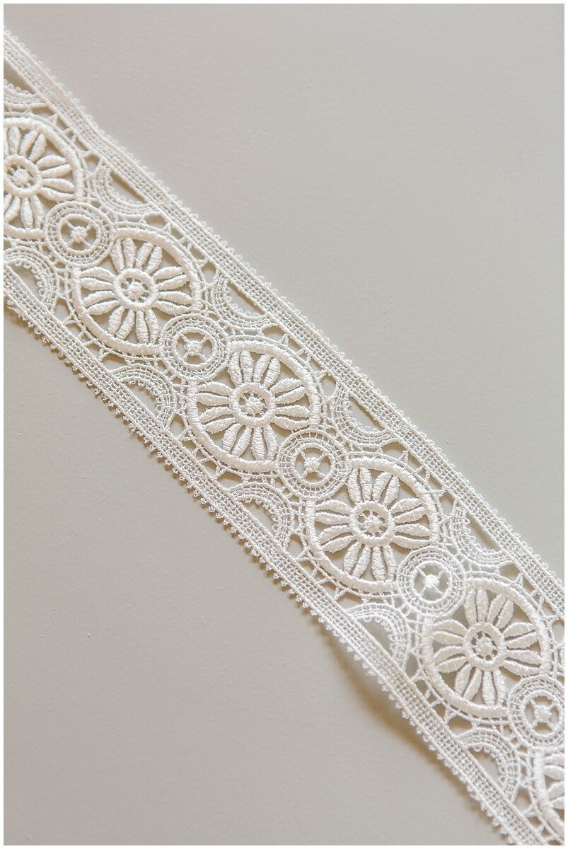 Beautiful guipure lace trim/ off-white lace trim/ bridal lace trim/ lace veil/ boho crocheted bridal lace trim// T17-033