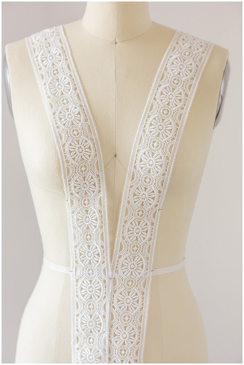 Beautiful guipure lace trim/ off-white lace trim/ bridal lace trim/ lace veil/ boho crocheted bridal lace trim// T17-033
