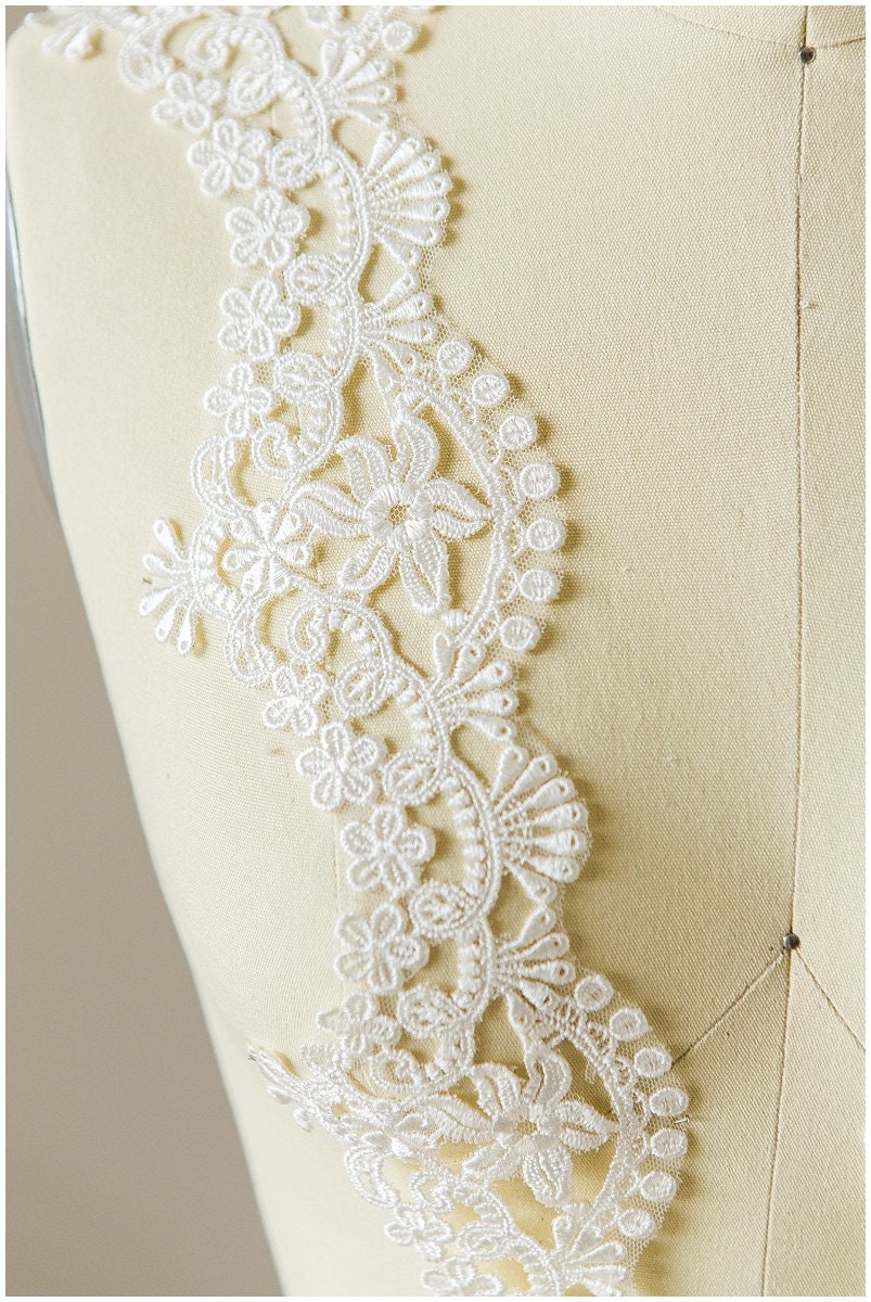 Bridal lace trim off-white/ wedding dress lace trim/ veil lace trim/ elegant bridal lace trim// T17-050