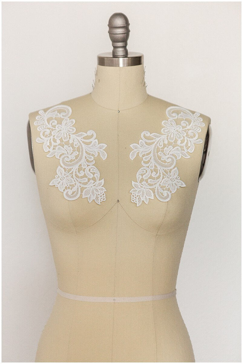 Milchseide SpitzenApplikation, Brautblüten Applikation, Spitzenblume, Blumen Applikation, Hochzeitskleid Spitzenapplikation, Spitzenblumen Applikation// A17-141