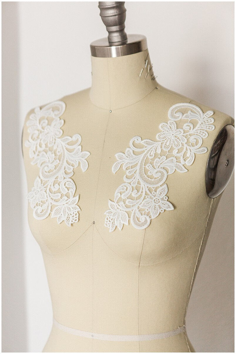 Milchseide SpitzenApplikation, Brautblüten Applikation, Spitzenblume, Blumen Applikation, Hochzeitskleid Spitzenapplikation, Spitzenblumen Applikation// A17-141