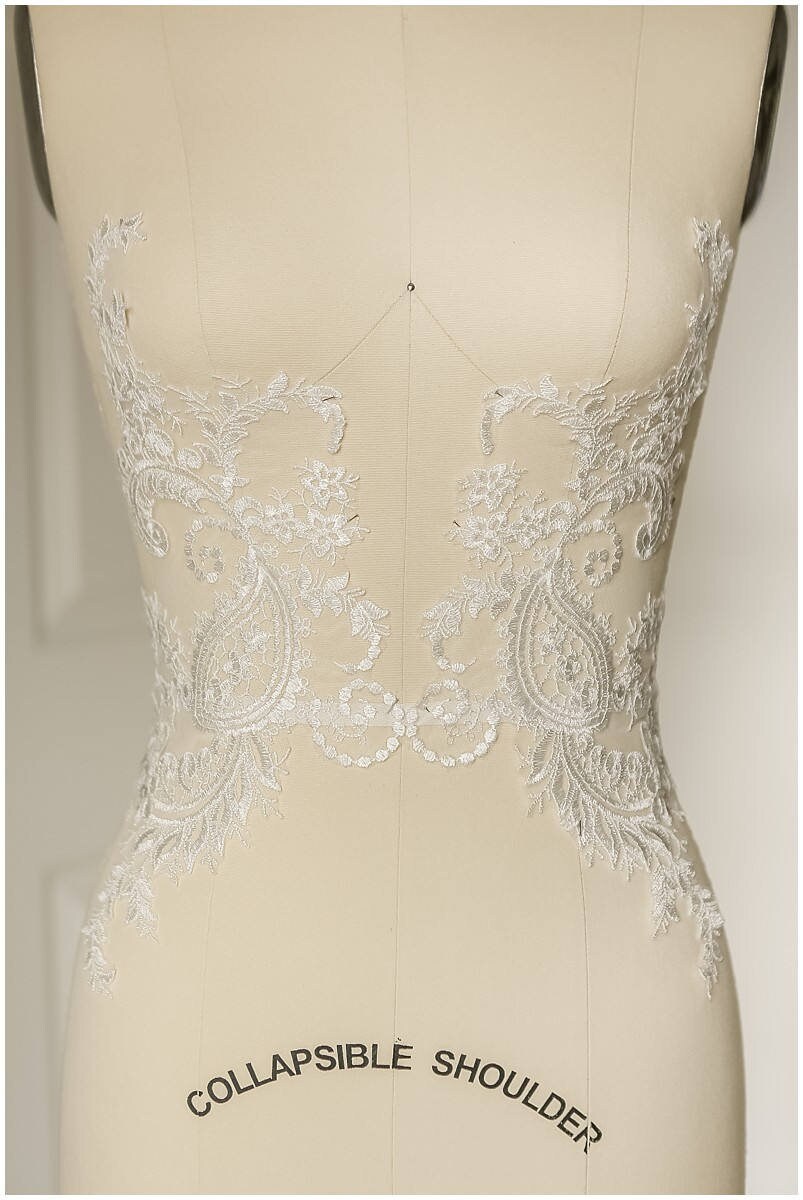 1 PAAR (2Stk.) gespiegelte Spitzenblume Applikation - OFF-WHITE - Spitzenblume, Spitzenaufnäher, Brautkleid Applikation, Hochzeitskleid Spitzenaufnäher// A17-009