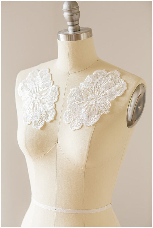 4 pièces. Fleurs de dentelle 3D pour la couture/ applique de dentelle de fleurs 3D/ applique de dentelle de robe de mariée/ dentelle de mariée// A17-074