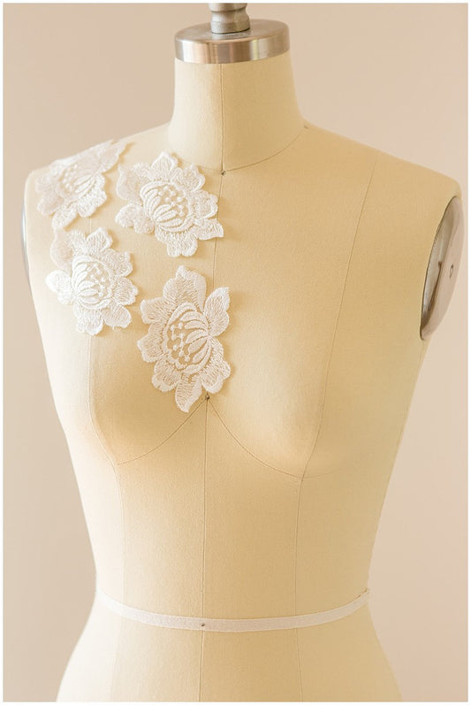 4 pièces. Fleurs de dentelle 3D à coudre/ applique de dentelle de fleur 3D/ applique de dentelle de robe de mariée/ dentelle de mariée// A17-076