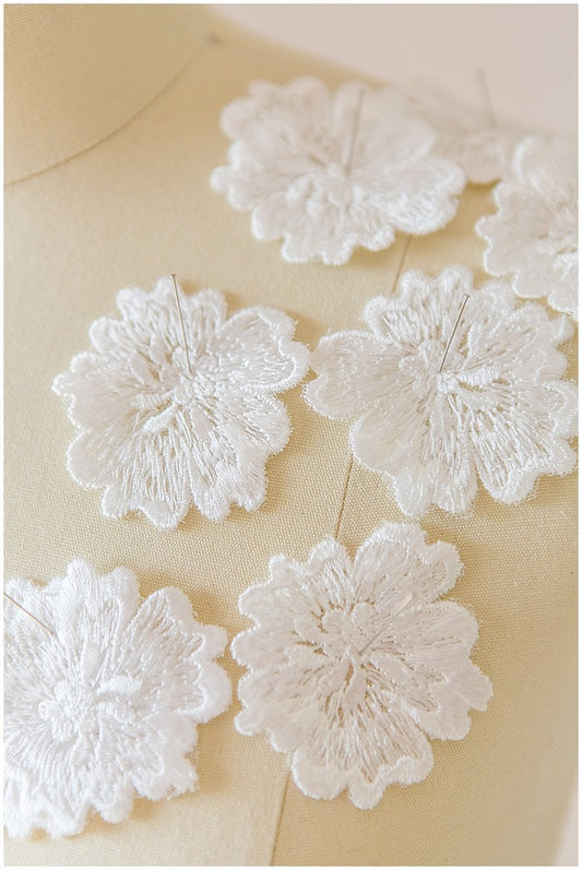 8 pièces. Fleurs de dentelle 3D pour la couture/ applique de dentelle de fleurs 3D/ applique de dentelle de robe de mariée/ dentelle de mariée// A17-079