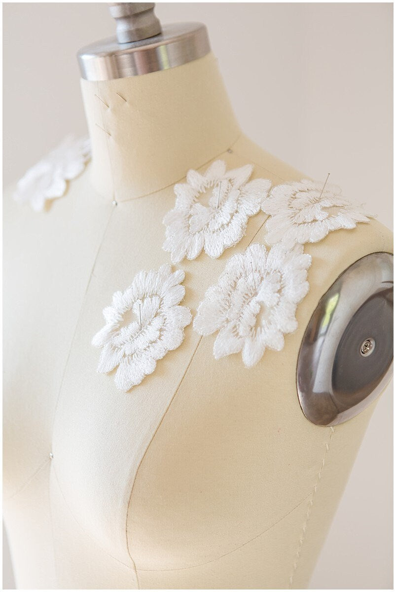 8pcs. 3D lace flowers for sewing on/ 3D flower lace applique/ wedding dress lace applique/ bridal lace// A17-083