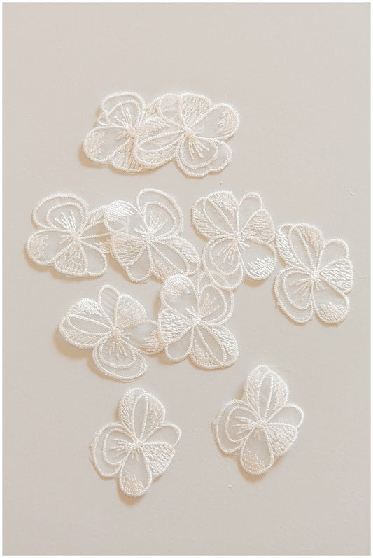 30 pièces. Fleurs 3D pour la couture/ applique de fleurs 3D/ applique de robe de mariée de mariage// A17-086-1