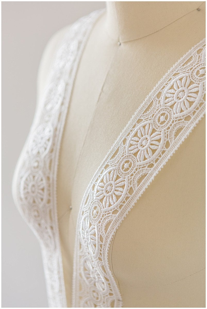 Beautiful guipure lace trim/ off-white lace trim/ bridal lace trim/ lace veil/ boho crocheted bridal lace trim// T17-033