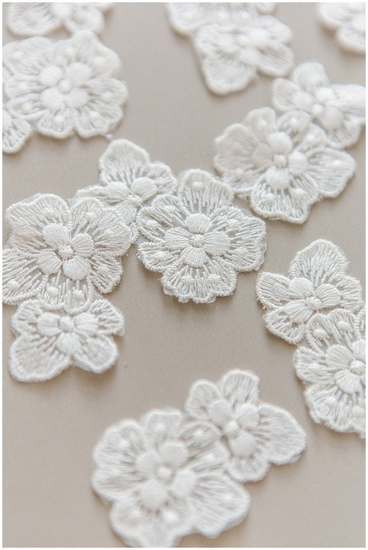 10 pièces. petites fleurs de dentelle/ fleurs 3D pour la couture/ applique de dentelle de fleurs 3D/ fleur de dentelle 3D/ applique 3D nuptiale// A17-145