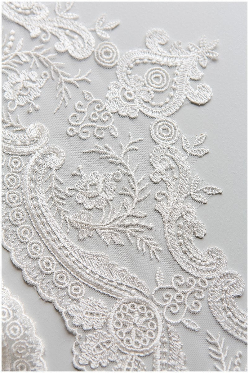 Lace trim off-white/ bridal lace trim/ embroidered lace trim/ elegant bridal lace trim/ wedding dress veil lace// T17-046