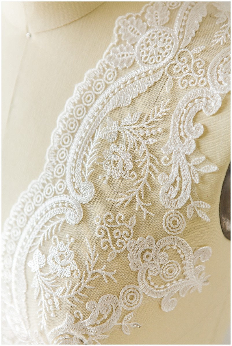 Lace trim off-white/ bridal lace trim/ embroidered lace trim/ elegant bridal lace trim/ wedding dress veil lace// T17-046