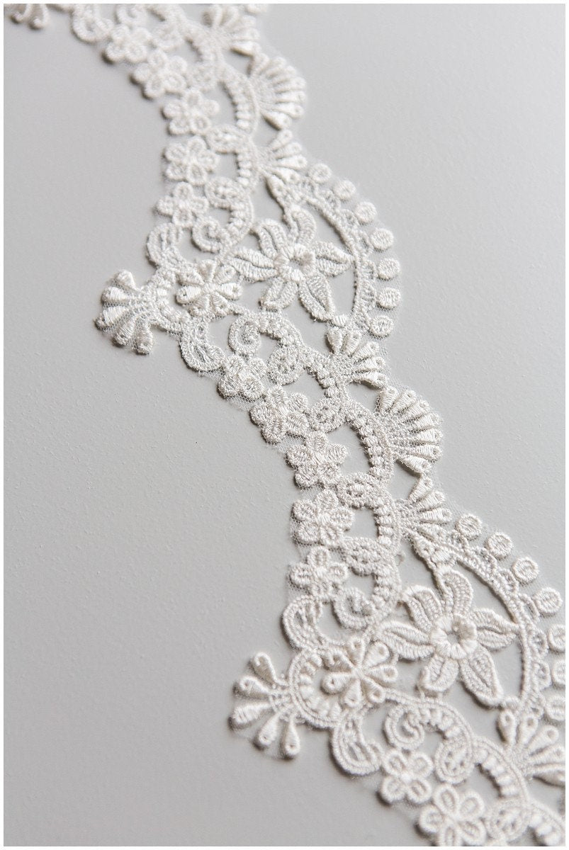 Bridal lace trim off-white/ wedding dress lace trim/ veil lace trim/ elegant bridal lace trim// T17-050
