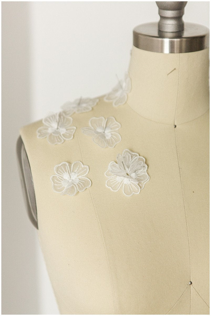 10pcs. lace flowers/ 3D flower sew on/ 3D flower applique/ wedding dress applique/ bridal 3D applique// A17-143-C
