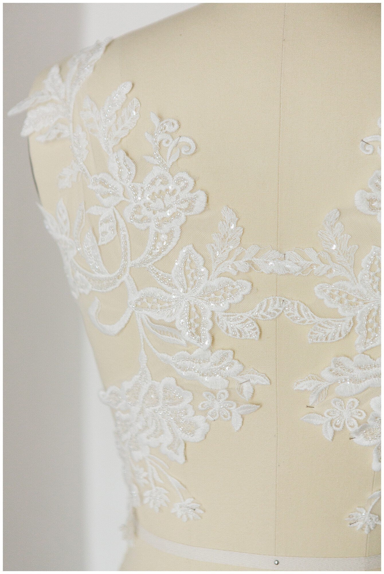 Perlenaufnäher für Brautkleid, Hochzeitskleid Spitzenaufnäher, Spitzenblume für Hochzeitskleid, Brautspitze Applikation// A17-151