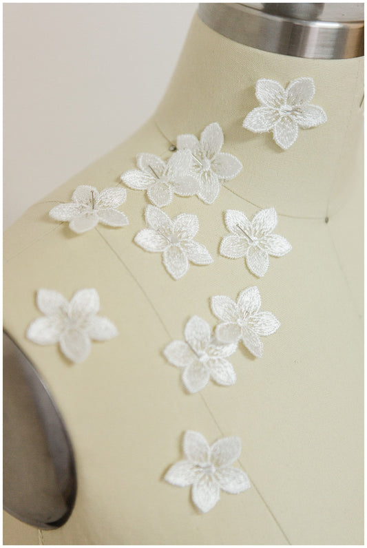 20 pièces. Fleurs de dentelle 3D pour la couture/ Applique de dentelle de fleurs 3D/ Applique de dentelle de robe de mariée/ Dentelle de mariée// A17-163R