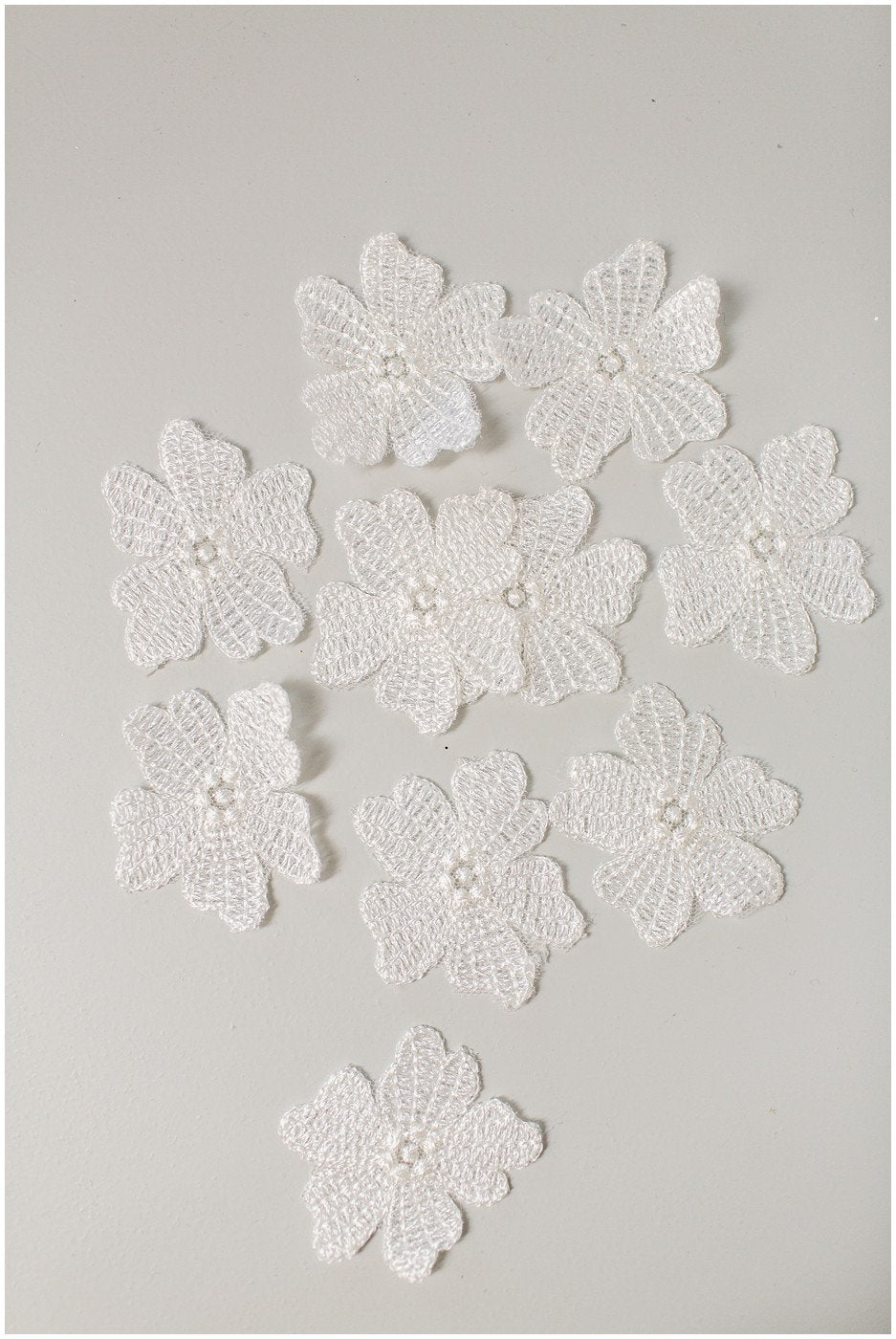 10Stk. 3D Blumen zum Aufnähen/ Off-White auf Blume/ 3D Spitzenblume/ Hochzeitskleid Spitzenapplikation/ Braut Applikation// A19-167