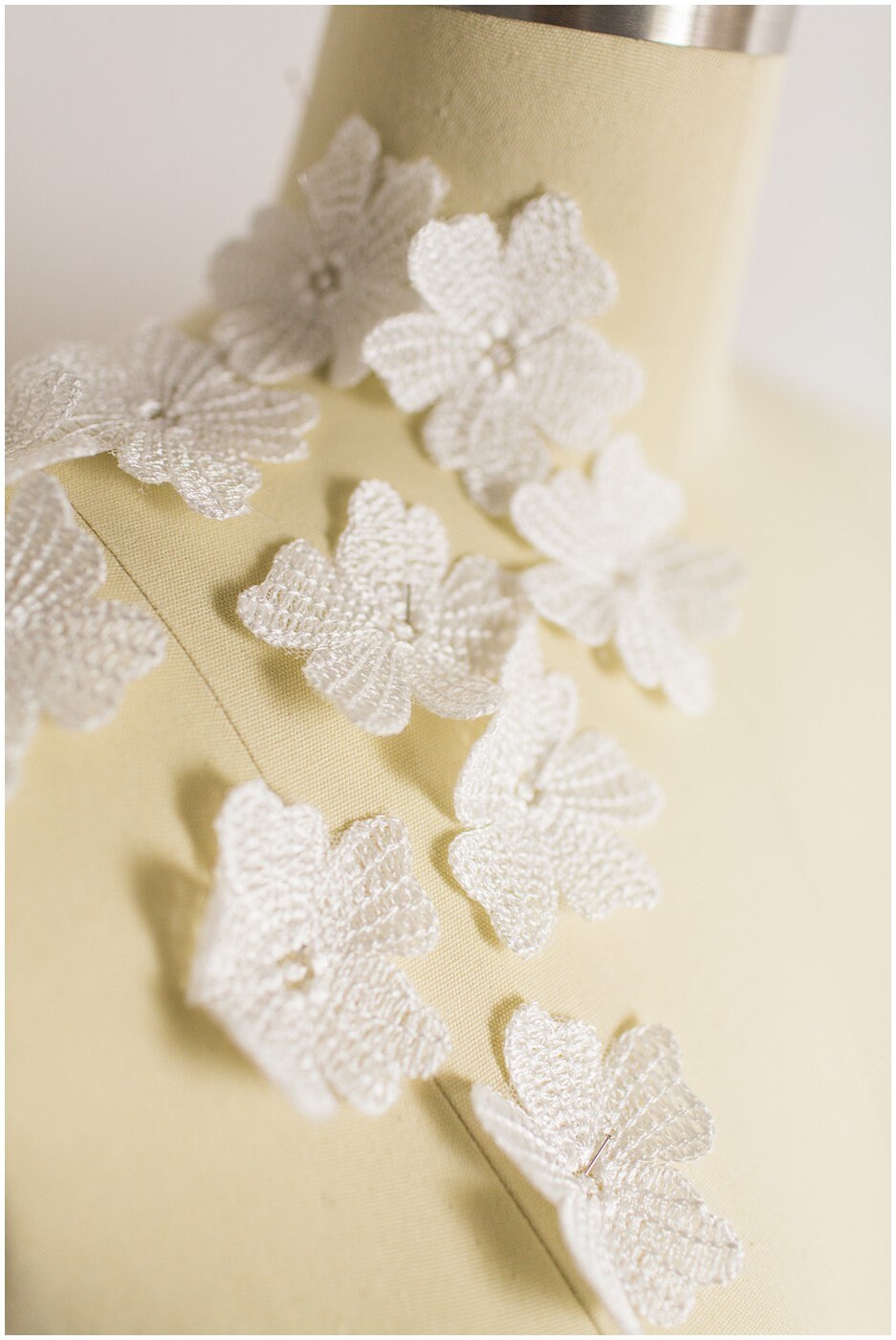 10Stk. 3D Blumen zum Aufnähen/ Off-White auf Blume/ 3D Spitzenblume/ Hochzeitskleid Spitzenapplikation/ Braut Applikation// A19-167