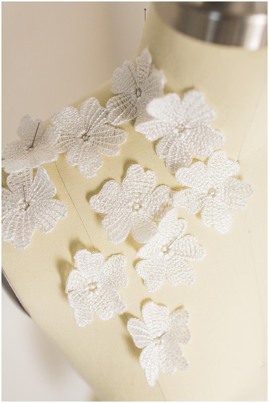 10Stk. 3D Blumen zum Aufnähen/ Off-White auf Blume/ 3D Spitzenblume/ Hochzeitskleid Spitzenapplikation/ Braut Applikation// A19-167