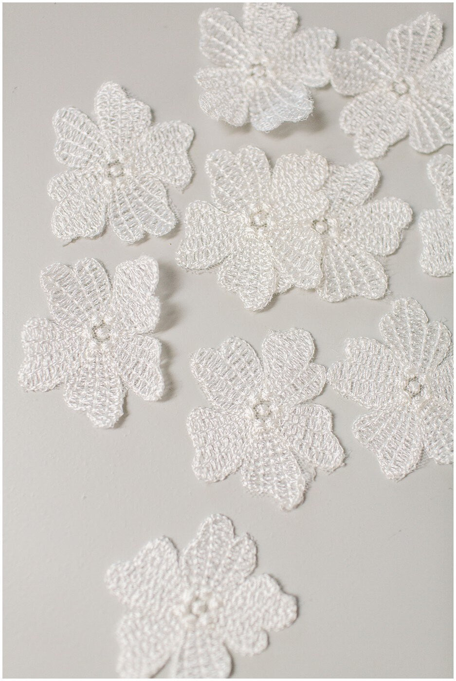 10Stk. 3D Blumen zum Aufnähen/ Off-White auf Blume/ 3D Spitzenblume/ Hochzeitskleid Spitzenapplikation/ Braut Applikation// A19-167