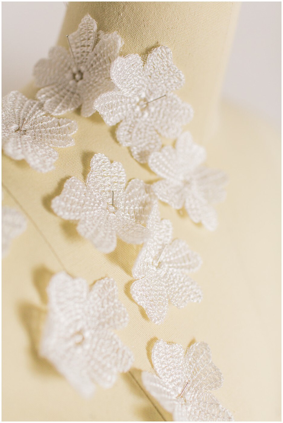 10Stk. 3D Blumen zum Aufnähen/ Off-White auf Blume/ 3D Spitzenblume/ Hochzeitskleid Spitzenapplikation/ Braut Applikation// A19-167