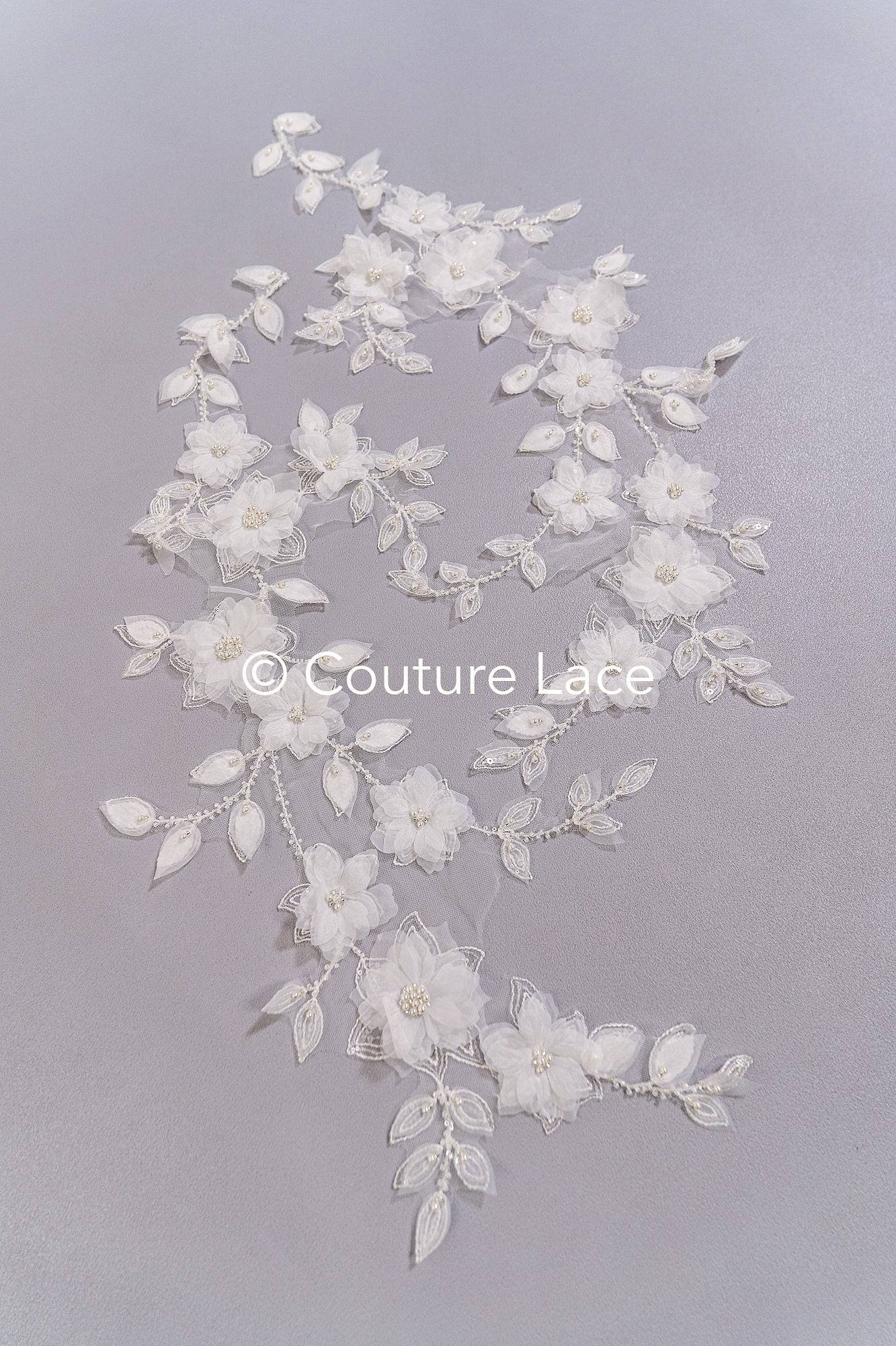 Aplicaciones de perlas con flores 3D para vestidos de novia / Encaje de novia con motivos de perlas // A26-480