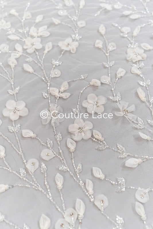 Handbestickte 3D-Blumen Braut Spitze Stoff Off-White - Couture Braut Spitze mit Perlen, Straß und 3D blüten// L25-122N