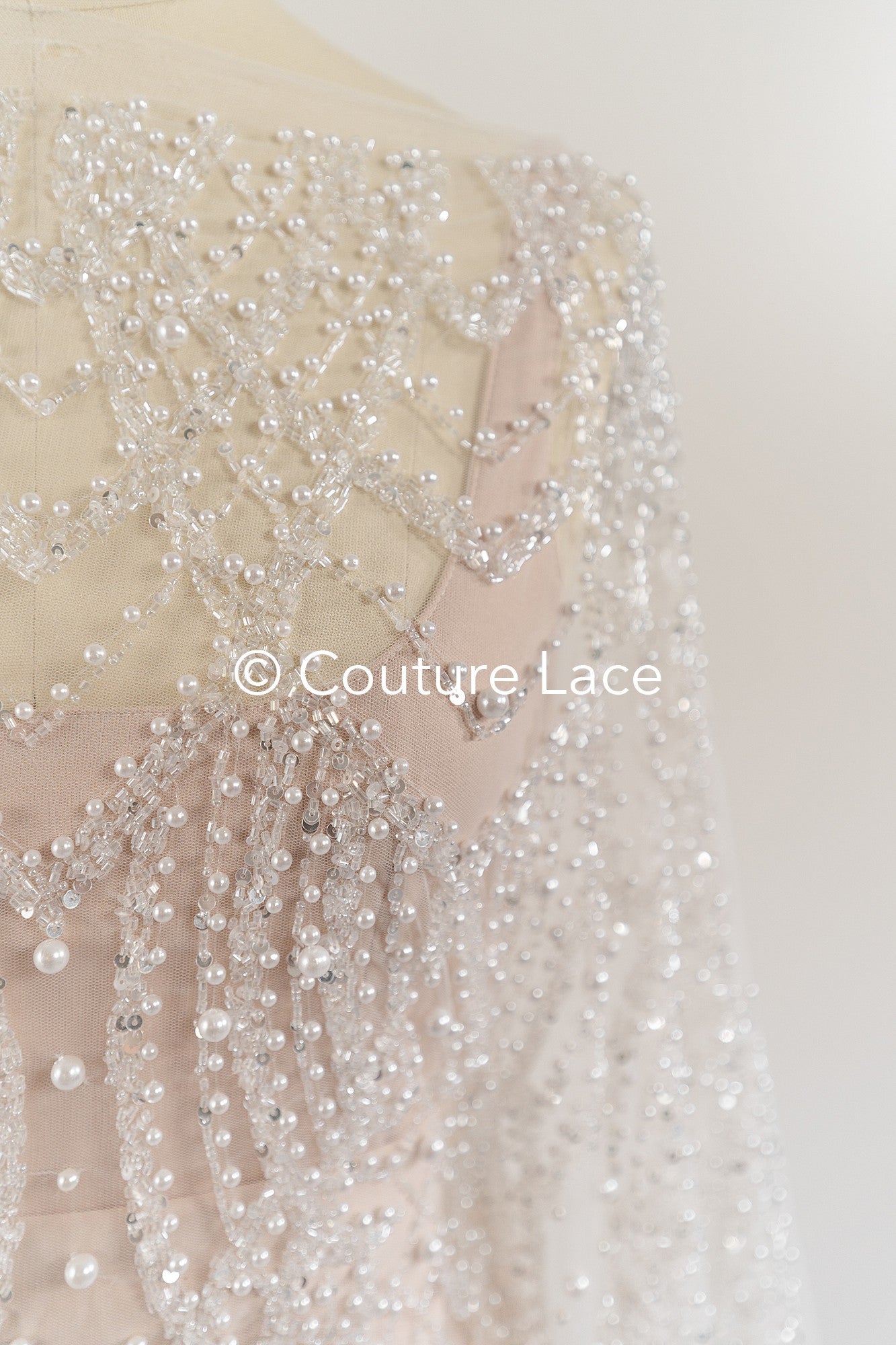 Schwere luxuriöse Perlenstickerei/ Brautspitze mit symmetrischen Muster // L26-527B