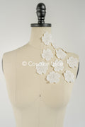 3D-Blumen zum Aufnähen/ 3D-Blüten mit Perlen & Pailletten zum Aufnähen/ off-white Braut-Blumen für Hochzeitskleid// A24-014 (1 Pck = 10 Stk)