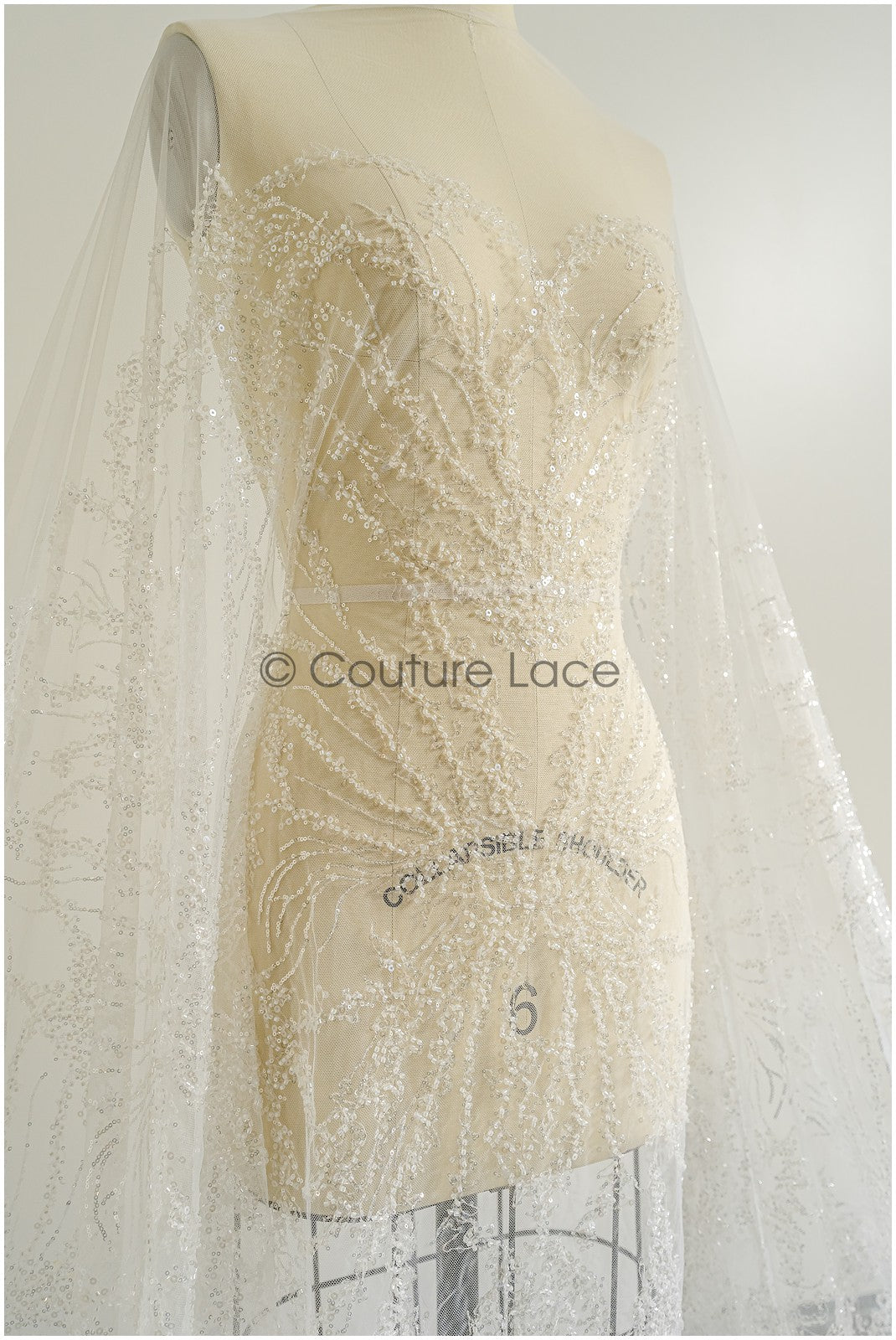 Wunderschöner Perlen-Spitzenstoff mit Linien, Couture-Spitzenstoff mit Perlen und Pailletten, Brautspitze mit Zweigen und Linien// L22-473