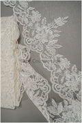 Brautspitze Borte mit Perlen & Pailletten/ Spitzenborte off-white / Braut Borte/ Spitzenborte für Brautkleid// T24-119