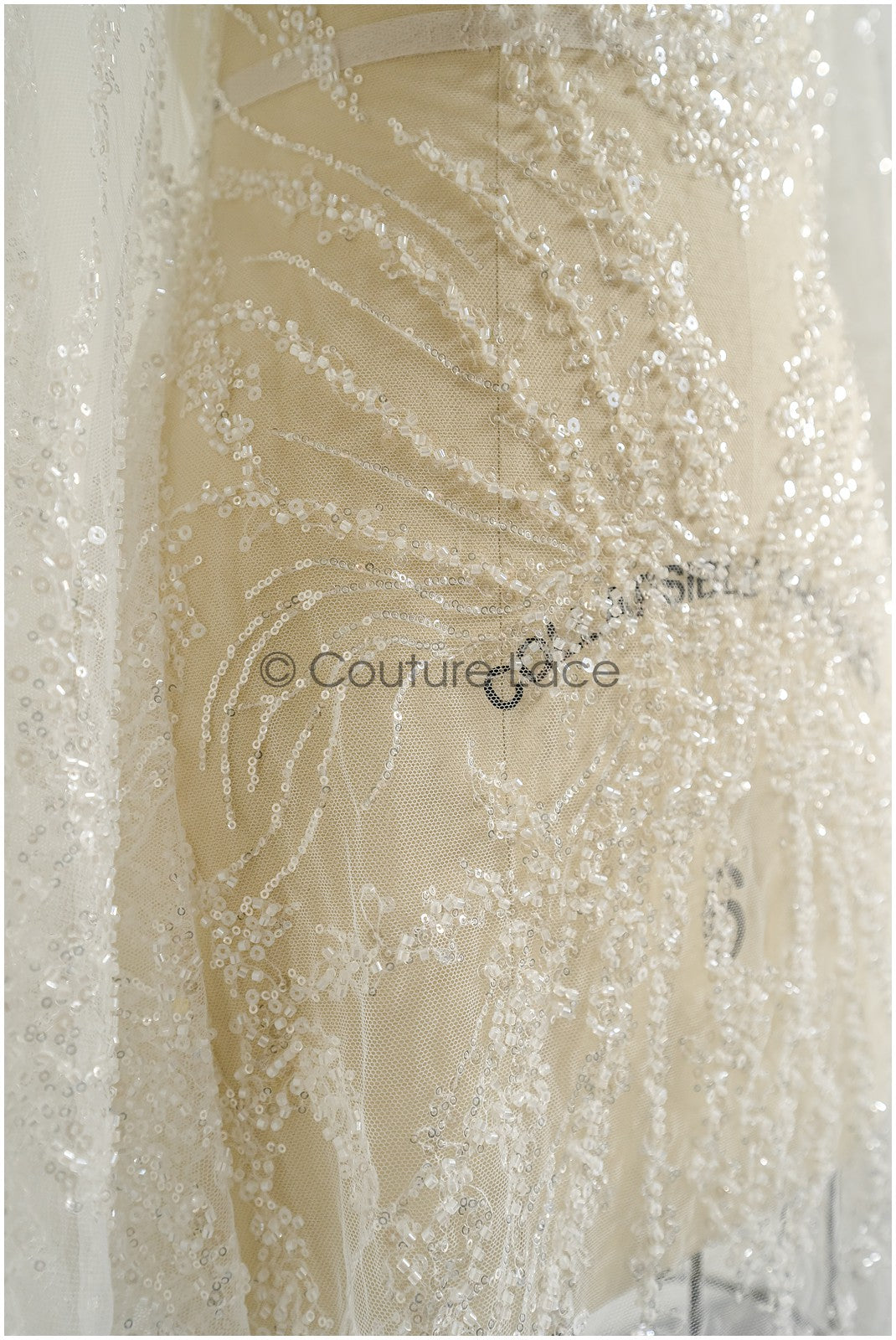 Wunderschöner Perlen-Spitzenstoff mit Linien, Couture-Spitzenstoff mit Perlen und Pailletten, Brautspitze mit Zweigen und Linien// L22-473
