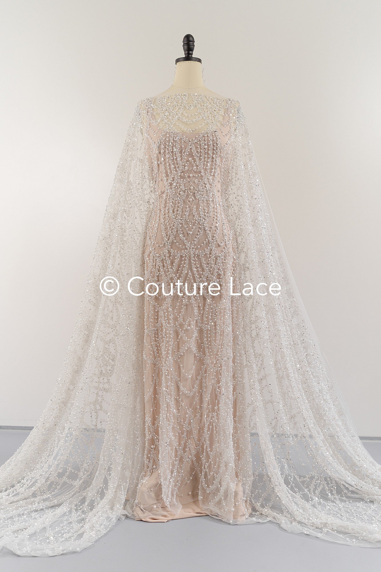 Schwere luxuriöse Perlenstickerei/ Brautspitze mit symmetrischen Muster // L26-527B