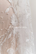 Handbestickte 3D-Blumen Braut Spitze Stoff Off-White - Couture Braut Spitze mit Perlen, Straß und 3D blüten// L25-855