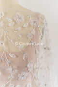 Handbestickte 3D-Blumen Braut Spitze Stoff Off-White - Couture Braut Spitze mit Perlen, Straß und 3D blüten// L25-122N