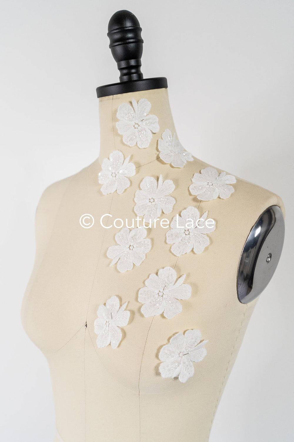 3D-Blumen zum Aufnähen/ 3D-Blüten mit Perlen & Pailletten zum Aufnähen/ off-white Braut-Blumen für Hochzeitskleid// A24-007 (1Pck=10 Stk)