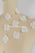 3D-Blumen zum Aufnähen/ 3D-Blüten mit Perlen & Pailletten zum Aufnähen/ off-white Braut-Blumen für Hochzeitskleid// A24-043 (1 Pck = 10 Stk)