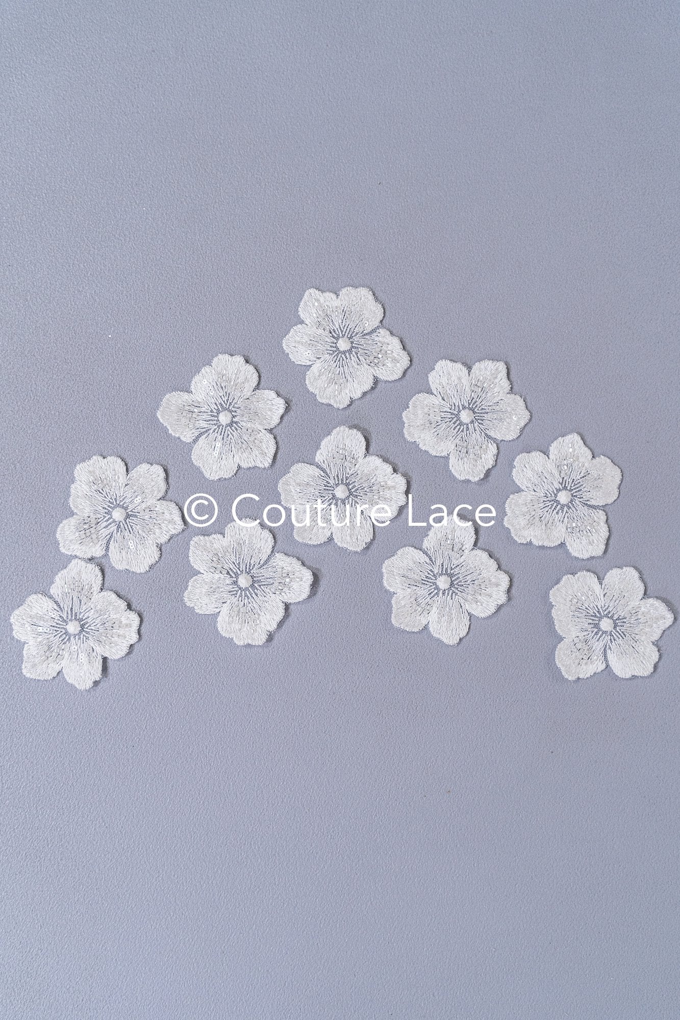 3D-Blumen zum Aufnähen/ 3D-Blüten mit Perlen & Pailletten zum Aufnähen/ off-white Braut-Blumen für Hochzeitskleid// A24-051 (1 Pck = 10 Stk)