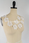 3D-Blumen zum Aufnähen/ 3D-Blüten mit Perlen & Pailletten zum Aufnähen/ off-white Braut-Blumen für Hochzeitskleid// A24-051 (1 Pck = 10 Stk)