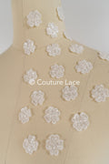3D-Blumen zum Aufnähen/ 3D-Blüten mit Perlen & Pailletten zum Aufnähen/ off-white Braut-Blumen für Hochzeitskleid// A24-373 (1Pck=20 Stk)