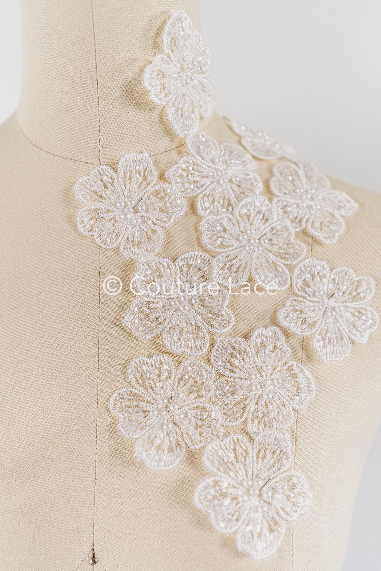 40pcs. Fleurs en dentelle à coudre/ Applique en dentelle fleur 3D/ Applique en dentelle pour robe de mariée/ Dentelle de mariée// A26-455